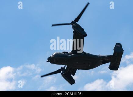 USA. August 2020. United States Marine Corps Osprey Hubschrauber begleiten Präsident Trump von Cleveland nach Clyde, Ohio am 6. August 2020. Trump hielt eine Rede im Whirlpool-Werk in Clyde, bevor er nach Cleveland für eine Spendenaktion zurückflog. (Foto von Matt Shiffler/Sipa USA) Quelle: SIPA USA/Alamy Live News Stockfoto