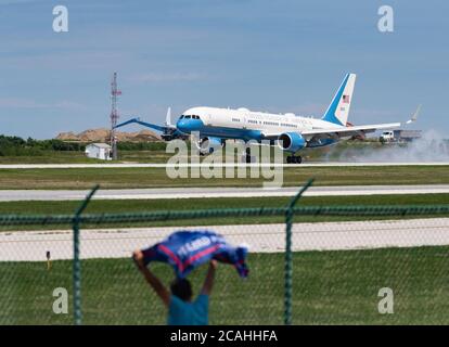 USA. August 2020. Air Force Two trifft am 6. August 2020 am Flughafen Burke Lakefront in Cleveland, Ohio, ein. Präsident Trump trat im Whirlpool-Werk in Clyde, Ohio, auf und nahm auch an einer privaten Spendenaktion in BratenAHL, Ohio, Teil. (Foto von Matt Shiffler/Sipa USA) Quelle: SIPA USA/Alamy Live News Stockfoto