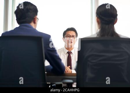 Ältere asiatische Business Mann Job Sucher wird von jungen Personalchefs interviewt Stockfoto