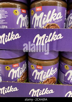Viersen, Deutschland - 9. Juli. 2020: Blick auf Milka Schoko-Brillen im deutschen Supermarkt Stockfoto