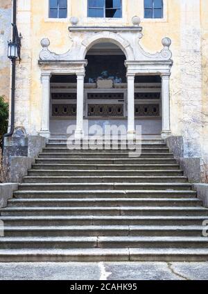 Eine lange Treppe schafft die Perspektive zu dieser italienischen Kapelle aus dem 15. Jahrhundert. Stockfoto