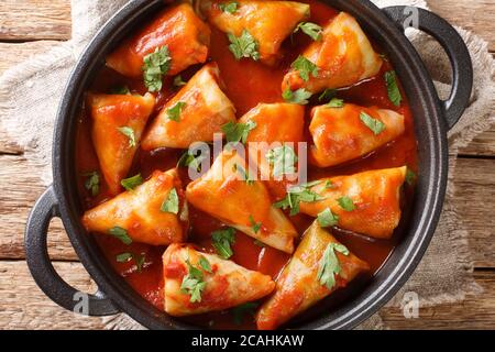 Gefüllte Kohlblätter mit Hackfleisch und Reis in Tomatensauce close-up in einer Schüssel auf dem Tisch. Horizontale Draufsicht von oben Stockfoto