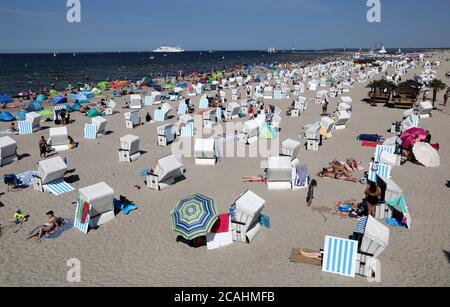 07. August 2020, Mecklenburg-Vorpommern, Warnemünde: Urlauber suchen Abkühlung an der Ostsee. Hohe Sommertemperaturen und Sonnenschein dominieren im Norden. Foto: Bernd Wüstneck/dpa-Zentralbild/dpa Stockfoto