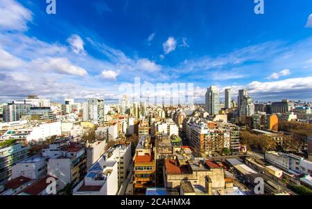 Blick auf die Skyline der Stadt vom Balkon eines Hochhauses Appartement Sonne durch Zwischen schnell bewegen Wolken in Buenos Aires. Stockfoto