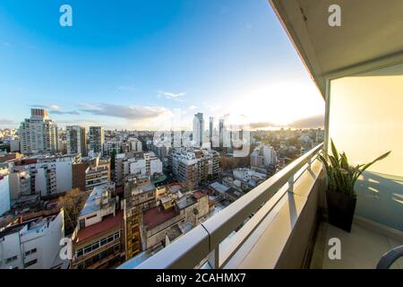 Blick auf die Skyline der Stadt vom Balkon eines Hochhauses Appartement Sonne durch Zwischen schnell bewegen Wolken in Buenos Aires. Stockfoto