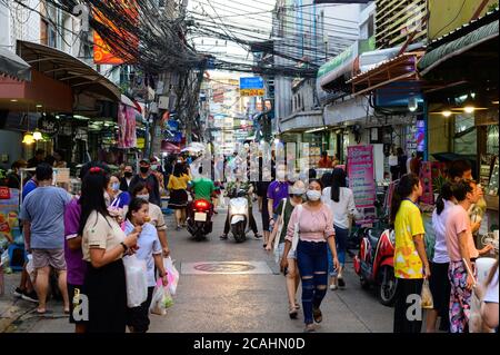 Menge der Thailänder tragen chirurgische Maske zu Fuß, um Essen in Phetchaburi 5 Alley, Bangkok zu kaufen Stockfoto
