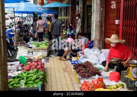 Thai Menschen tragen chirurgische Maske Kauf einer Frucht bei Hut Yai Plaza Markt Stockfoto