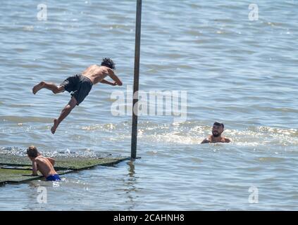 Southend on Sea, Essex 7. August 2020 Sonnenanbeter strömen an einem der heißesten Tage des Jahres zum Strand von Southend on Sea. Kredit: Ian Davidson/Alamy Live Nachrichten Stockfoto