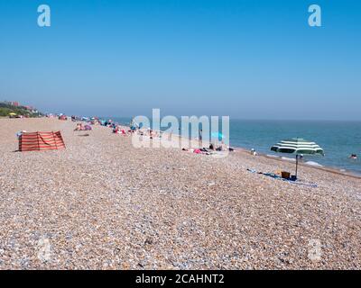 Thorpeness Suffolk, Großbritannien. August 2020. Der Kiesstrand an der Nordsee sieht eher wie das Mittelmeer aus, da die Temperaturen in die Mitte der 30 Grad Celsius steigen, an einem Tag, der als der bisher heißeste Tag des Jahres prognostiziert wird. Der aktuelle heiße Zauber geht weiter und der Osten Englands scheint geschäftiger als gewöhnlich, vielleicht wegen der Reisebeschränkungen von Covid-19. Kredit: Julian Eales/Alamy Live Nachrichten Stockfoto