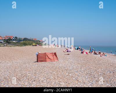 Thorpeness Suffolk, Großbritannien. August 2020. Der Kiesstrand an der Nordsee sieht eher wie das Mittelmeer aus, da die Temperaturen in die Mitte der 30 Grad Celsius steigen, an einem Tag, der als der bisher heißeste Tag des Jahres prognostiziert wird. Der aktuelle heiße Zauber geht weiter und der Osten Englands scheint geschäftiger als gewöhnlich, vielleicht wegen der Reisebeschränkungen von Covid-19. Kredit: Julian Eales/Alamy Live Nachrichten Stockfoto