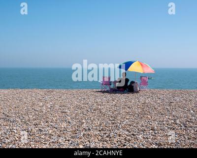 Thorpeness Suffolk, Großbritannien. August 2020. Der Kiesstrand an der Nordsee sieht eher wie das Mittelmeer aus, da die Temperaturen in die Mitte der 30 Grad Celsius steigen, an einem Tag, der als der bisher heißeste Tag des Jahres prognostiziert wird. Der aktuelle heiße Zauber geht weiter und der Osten Englands scheint geschäftiger als gewöhnlich, vielleicht wegen der Reisebeschränkungen von Covid-19. Kredit: Julian Eales/Alamy Live Nachrichten Stockfoto