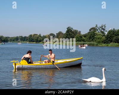 Thorpeness Suffolk, Großbritannien. August 2020. Die Leute genießen Bootfahren auf der Meare, während die Temperaturen in die Mitte der 30er Jahre Grad steigen an einem Tag, der vorhergesagt wird, der heißeste Tag des Jahres bis jetzt zu sein. Der aktuelle heiße Zauber geht weiter und der Osten Englands scheint geschäftiger als gewöhnlich, vielleicht wegen der Reisebeschränkungen von Covid-19. Kredit: Julian Eales/Alamy Live Nachrichten Stockfoto