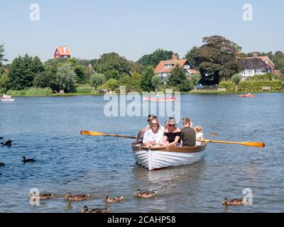 Thorpeness Suffolk, Großbritannien. August 2020. Die Leute genießen Bootfahren auf der Meare, während die Temperaturen in die Mitte der 30er Jahre Grad steigen an einem Tag, der vorhergesagt wird, der heißeste Tag des Jahres bis jetzt zu sein. Der aktuelle heiße Zauber geht weiter und der Osten Englands scheint geschäftiger als gewöhnlich, vielleicht wegen der Reisebeschränkungen von Covid-19. Kredit: Julian Eales/Alamy Live Nachrichten Stockfoto