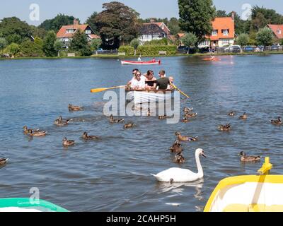 Thorpeness Suffolk, Großbritannien. August 2020. Die Leute genießen Bootfahren auf der Meare, während die Temperaturen in die Mitte der 30er Jahre Grad steigen an einem Tag, der vorhergesagt wird, der heißeste Tag des Jahres bis jetzt zu sein. Der aktuelle heiße Zauber geht weiter und der Osten Englands scheint geschäftiger als gewöhnlich, vielleicht wegen der Reisebeschränkungen von Covid-19. Kredit: Julian Eales/Alamy Live Nachrichten Stockfoto