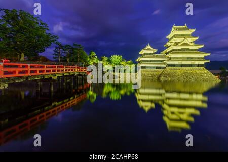 Nachtansicht des Matsumoto Castle (oder Crow Castle) und der Brücke, in Matsumoto, Japan Stockfoto