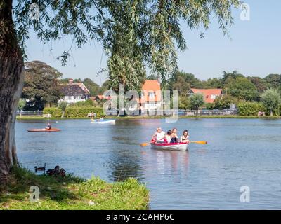 Thorpeness Suffolk, Großbritannien. August 2020. Die Leute genießen Bootfahren auf der Meare, während die Temperaturen in die Mitte der 30er Jahre Grad steigen an einem Tag, der vorhergesagt wird, der heißeste Tag des Jahres bis jetzt zu sein. Der aktuelle heiße Zauber geht weiter und der Osten Englands scheint geschäftiger als gewöhnlich, vielleicht wegen der Reisebeschränkungen von Covid-19. Kredit: Julian Eales/Alamy Live Nachrichten Stockfoto