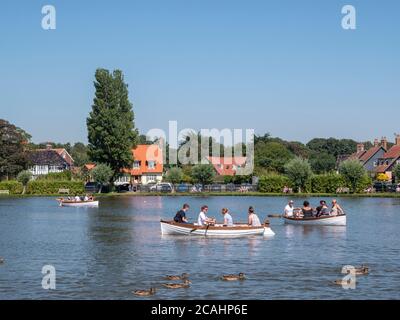 Thorpeness Suffolk, Großbritannien. August 2020. Die Leute genießen Bootfahren auf der Meare, während die Temperaturen in die Mitte der 30er Jahre Grad steigen an einem Tag, der vorhergesagt wird, der heißeste Tag des Jahres bis jetzt zu sein. Der aktuelle heiße Zauber geht weiter und der Osten Englands scheint geschäftiger als gewöhnlich, vielleicht wegen der Reisebeschränkungen von Covid-19. Kredit: Julian Eales/Alamy Live Nachrichten Stockfoto