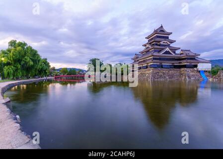 Sonnenuntergang Blick auf das Matsumoto Castle (oder Crow Castle) und die Brücke, in Matsumoto, Japan Stockfoto