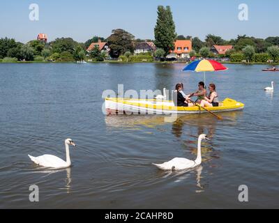 Thorpeness Suffolk, Großbritannien. August 2020. Die Leute genießen Bootfahren auf der Meare, während die Temperaturen in die Mitte der 30er Jahre Grad steigen an einem Tag, der vorhergesagt wird, der heißeste Tag des Jahres bis jetzt zu sein. Der aktuelle heiße Zauber geht weiter und der Osten Englands scheint geschäftiger als gewöhnlich, vielleicht wegen der Reisebeschränkungen von Covid-19. Kredit: Julian Eales/Alamy Live Nachrichten Stockfoto