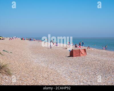 Thorpeness Suffolk, Großbritannien. August 2020. Der Kiesstrand an der Nordsee sieht eher wie das Mittelmeer aus, da die Temperaturen in die Mitte der 30 Grad Celsius steigen, an einem Tag, der als der bisher heißeste Tag des Jahres prognostiziert wird. Der aktuelle heiße Zauber geht weiter und der Osten Englands scheint geschäftiger als gewöhnlich, vielleicht wegen der Reisebeschränkungen von Covid-19. Kredit: Julian Eales/Alamy Live Nachrichten Stockfoto