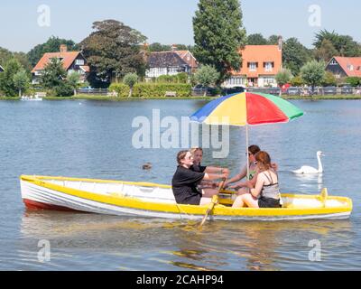 Thorpeness Suffolk, Großbritannien. August 2020. Die Leute genießen Bootfahren auf der Meare, während die Temperaturen in die Mitte der 30er Jahre Grad steigen an einem Tag, der vorhergesagt wird, der heißeste Tag des Jahres bis jetzt zu sein. Der aktuelle heiße Zauber geht weiter und der Osten Englands scheint geschäftiger als gewöhnlich, vielleicht wegen der Reisebeschränkungen von Covid-19. Kredit: Julian Eales/Alamy Live Nachrichten Stockfoto