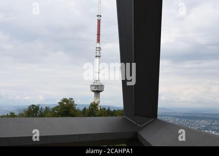 Uetliberg TV-Turm freistehender Betonturm für Radio- und Fernsehübertragung auf Uto Kulm bei Zürich, Schweiz. Blick vom Uetliberg Aussichtsturm. Stockfoto