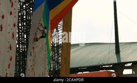 Bogor, Indonesien - 19. April 2019: Jemand kletterte auf Kletterwände im Pakansari Stadium in Cibinong, West Java. Stockfoto