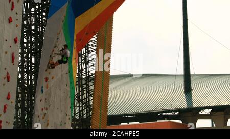 Bogor, Indonesien - 19. April 2019: Jemand kletterte auf Kletterwände im Pakansari Stadium in Cibinong, West Java. Stockfoto