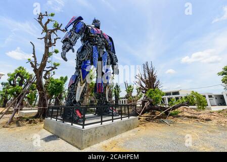 NakhonPathom , Thailand - 6. August 2020 : Optimus PRIME Modell Modell Konzept in Caltex Tankstelle in NakhonPathom KM.14 Stockfoto