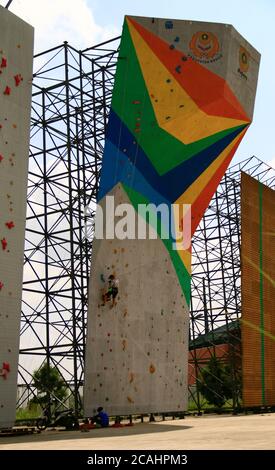 Bogor, Indonesien - 19. April 2019: Jemand kletterte auf Kletterwände im Pakansari Stadium in Cibinong, West Java. Stockfoto