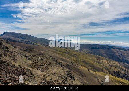 Blick auf Mulhacen von seinem Anfang in der Alpujarras bis zu seinem Gipfel. Stockfoto