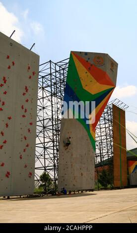 Bogor, Indonesien - 19. April 2019: Jemand kletterte auf Kletterwände im Pakansari Stadium in Cibinong, West Java. Stockfoto