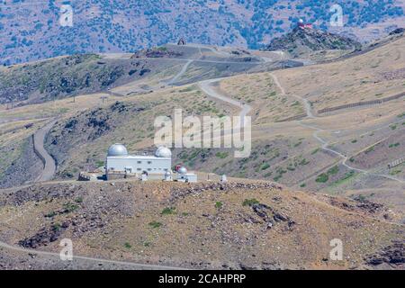 Observatorien und Virgen de las Nieves Einsiedelei in Sierra Nevada, Granada. Stockfoto
