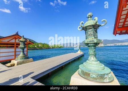 Blick auf den Itsukushima-Schrein, bei Flut, auf der Miyajima (Itsukushima)-Insel, Japan Stockfoto