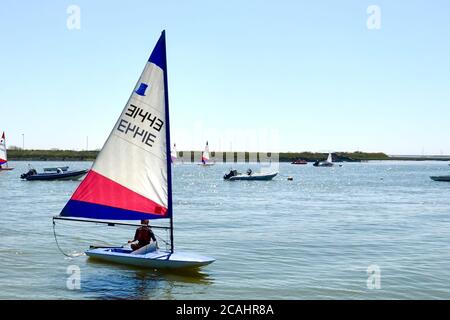 Orford, Suffolk, Großbritannien - 7. August 2020: Topper Dinghy segeln in Orford Quay. Stockfoto