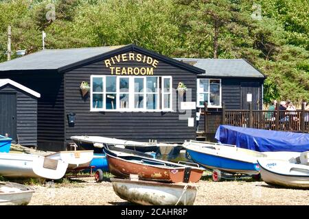 Orford, Suffolk, Großbritannien - 7. August 2020:Riverside Tearoom am Kai. Geöffnet mit Covid 19 Einschränkungen. Stockfoto