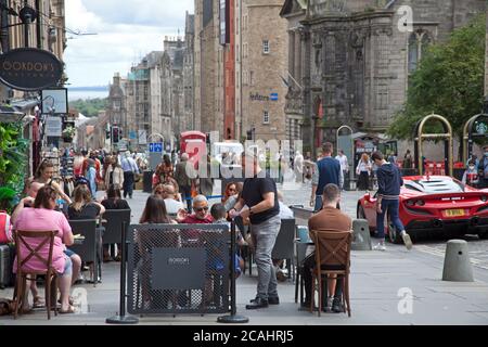 Royal Mile, Edinburgh, Schottland, Großbritannien. August 2020. Bewölkt und schwül 22 Grad. Touristen tröpfeln immer noch in ein einigermaßen ruhiges Stadtzentrum und helfen den Restaurants und Cafés in der schottischen Hauptstadt. Im Bild: Gordon's Trattoria Italienisches Restaurant mit Kunden beschäftigt. Quelle: Arch White/Alamy Live/Nachrichten Stockfoto