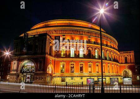 London, UK, 9. August 2007 : die Royal Albert Hall in Kensington in der Nacht, wo die Proms klassische Konzert jedes Jahr, das ist ein beliebter touri statt Stockfoto