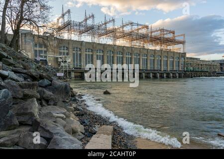 Die Sonne untergeht über dem Conowingo Dam, der den Susquehanna River im Nordosten von Maryland, USA, überquert. Stockfoto