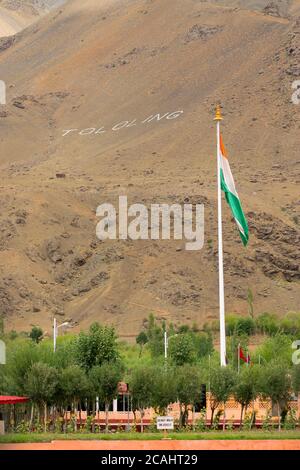 Die indische Nationalflagge schwingt im Boden des Mount Tololing und erinnert an den kargil-Krieg von 1999, als die indische Armee die pakistanische Armee gewann und zurückkämpfte Stockfoto