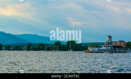 Magog, Kanada - Juli 26 2020: Sonnenuntergang am Lac Memphrémagog Stockfoto