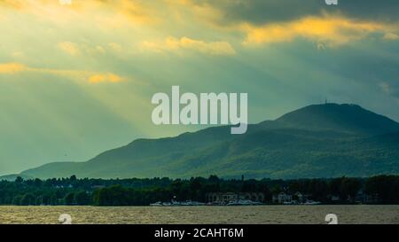 Magog, Kanada - Juli 26 2020: Sonnenuntergang am Lac Memphrémagog Stockfoto