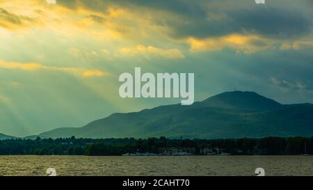 Magog, Kanada - Juli 26 2020: Sonnenuntergang am Lac Memphrémagog Stockfoto