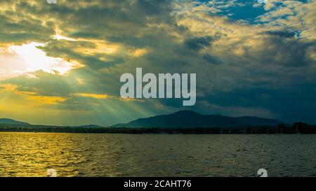 Magog, Kanada - Juli 26 2020: Sonnenuntergang am Lac Memphrémagog Stockfoto