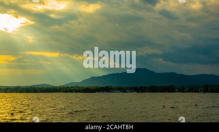 Magog, Kanada - Juli 26 2020: Sonnenuntergang am Lac Memphrémagog Stockfoto