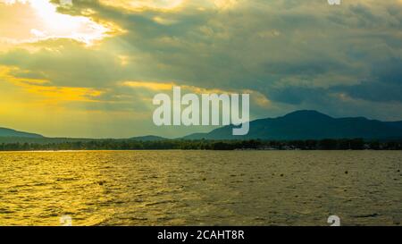 Magog, Kanada - Juli 26 2020: Sonnenuntergang am Lac Memphrémagog Stockfoto