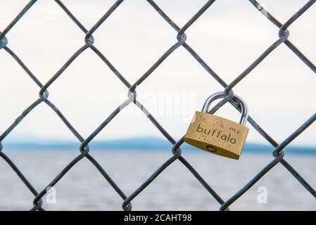 Magog, Kanada - Juli 26 2020: Liebesschloss an einem Zaun Stockfoto