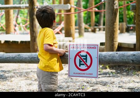 Montreal, Quebec, Kanada, 25. Juli 2020.Junge vor einem Schild mit eingeschränktem Zugang im Park.Quelle:Mario Beauregard/Alamy News Stockfoto