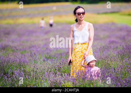 Magog, Kanada - Juli 26 2020: Mutter und Tochter spielen auf der Lavendelfarm Stockfoto