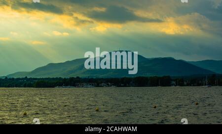 Magog, Kanada - Juli 26 2020: Sonnenuntergang am Lac Memphrémagog Stockfoto